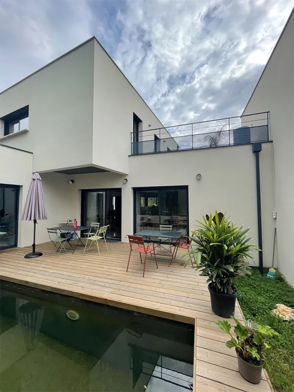 Kaléo's premises, featuring the natural swimming pool.